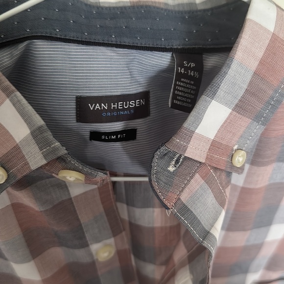 Van Heusen dress shirt - like new condition 14-14.5 neck - Picture 2 of 4